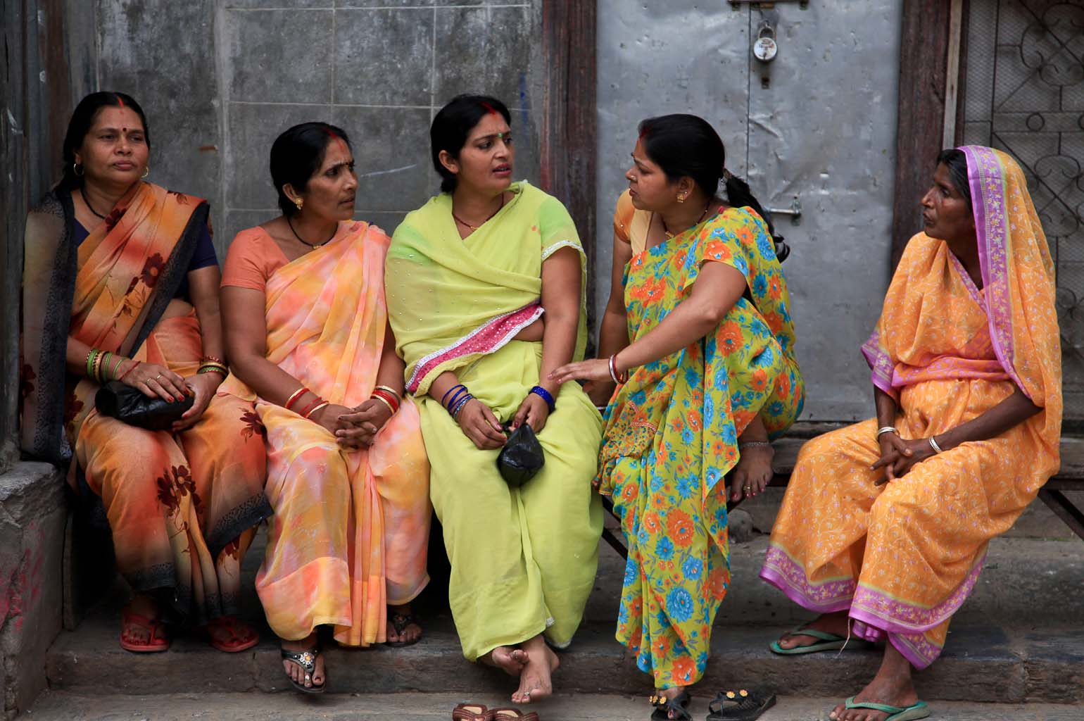 https://matteovegetti.com/wp-content/gallery/indias/043-matteo-vegetti-nepal-group-of-women-talking.jpg